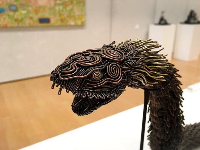 Ấn tượng với kỹ thuật uốn dây đồng tạo nên những tác phẩm điêu khắc cực ấn tượng của nghệ sỹ người Nhật - Ảnh 1.