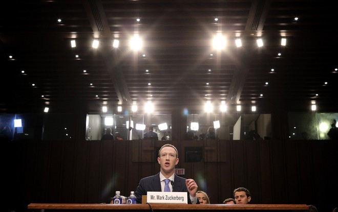 Mark Zuckerberg mất hai ngày để giải thích cách hoạt động của Facebook và mạng internet cho các thượng nghị sĩ lớn tuổi. 