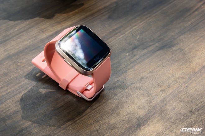 Cận cảnh smartwatch Fitbit Versa hồng nam tính: có tính năng theo dõi chu kỳ kinh nguyệt chị em, giá 5.490.000 VND - Ảnh 13.