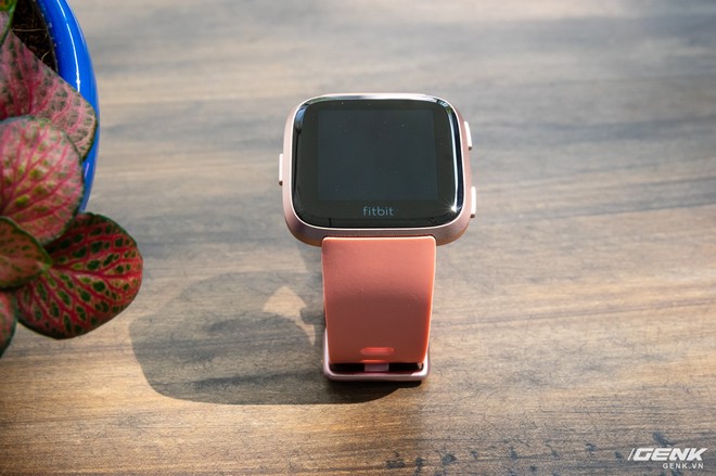 Cận cảnh smartwatch Fitbit Versa hồng nam tính: có tính năng theo dõi chu kỳ kinh nguyệt chị em, giá 5.490.000 VND - Ảnh 12.