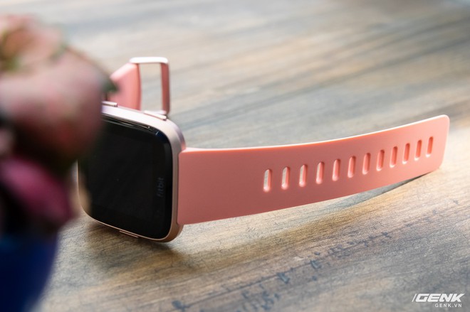 Cận cảnh smartwatch Fitbit Versa hồng nam tính: có tính năng theo dõi chu kỳ kinh nguyệt chị em, giá 5.490.000 VND - Ảnh 15.