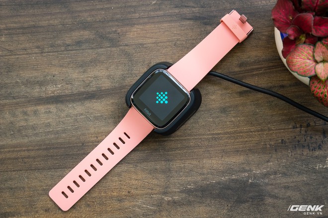 Cận cảnh smartwatch Fitbit Versa hồng nam tính: có tính năng theo dõi chu kỳ kinh nguyệt chị em, giá 5.490.000 VND - Ảnh 11.