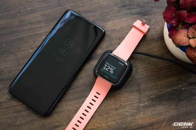 Cận cảnh smartwatch Fitbit Versa hồng nam tính: có tính năng theo dõi chu kỳ kinh nguyệt chị em, giá 5.490.000 VND - Ảnh 7.