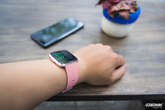 Cận cảnh smartwatch Fitbit Versa hồng nam tính: có tính năng theo dõi chu kỳ kinh nguyệt chị em, giá 5.490.000 VND - Ảnh 6.