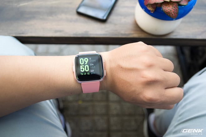 Cận cảnh smartwatch Fitbit Versa hồng nam tính: có tính năng theo dõi chu kỳ kinh nguyệt chị em, giá 5.490.000 VND - Ảnh 3.