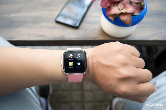 Cận cảnh smartwatch Fitbit Versa hồng nam tính: có tính năng theo dõi chu kỳ kinh nguyệt chị em, giá 5.490.000 VND - Ảnh 5.