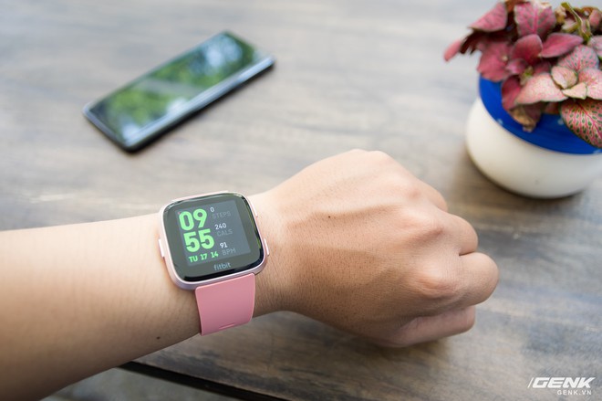 Cận cảnh smartwatch Fitbit Versa hồng nam tính: có tính năng theo dõi chu kỳ kinh nguyệt chị em, giá 5.490.000 VND - Ảnh 16.