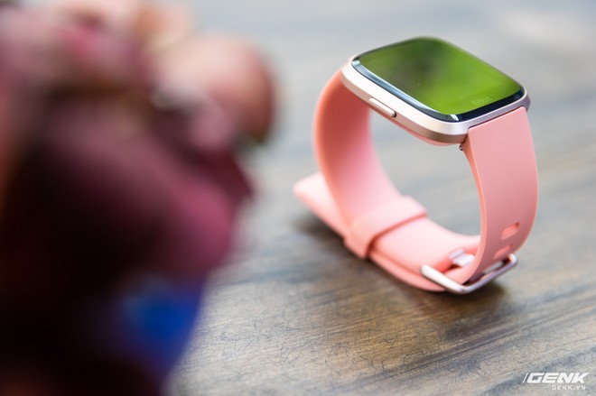 Cận cảnh smartwatch Fitbit Versa hồng nam tính: có tính năng theo dõi chu kỳ kinh nguyệt chị em, giá 5.490.000 VND - Ảnh 2.