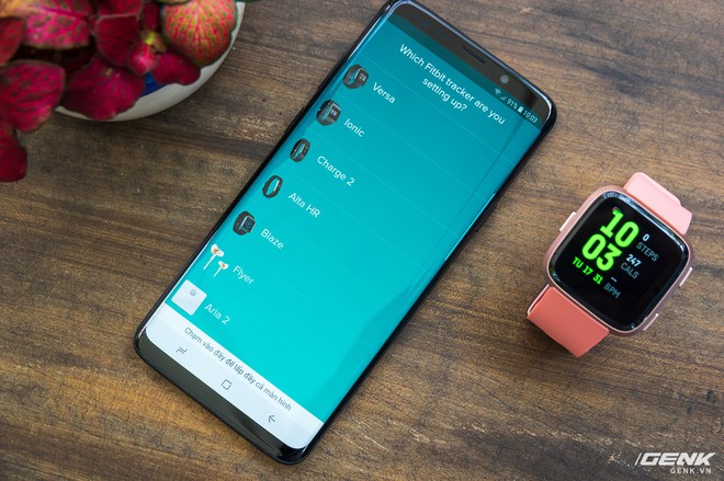 Cận cảnh smartwatch Fitbit Versa hồng nam tính: có tính năng theo dõi chu kỳ kinh nguyệt chị em, giá 5.490.000 VND - Ảnh 4.