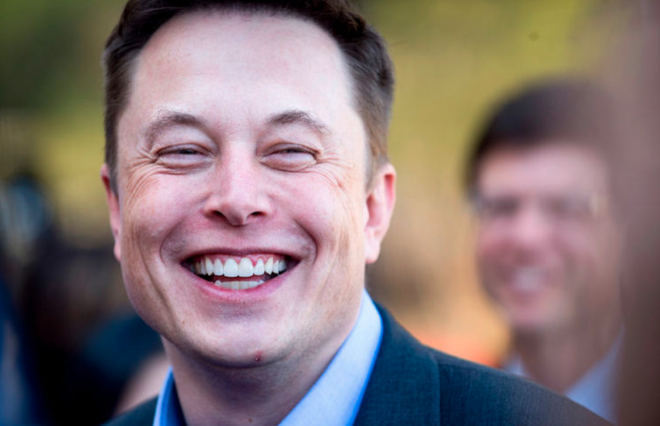 Thương Elon Musk vì phải ngủ trên một cái ghế trông không mấy thoải mái, cộng đồng mạng gây quỹ để mua cho ông một cái ghế mới - Ảnh 3.