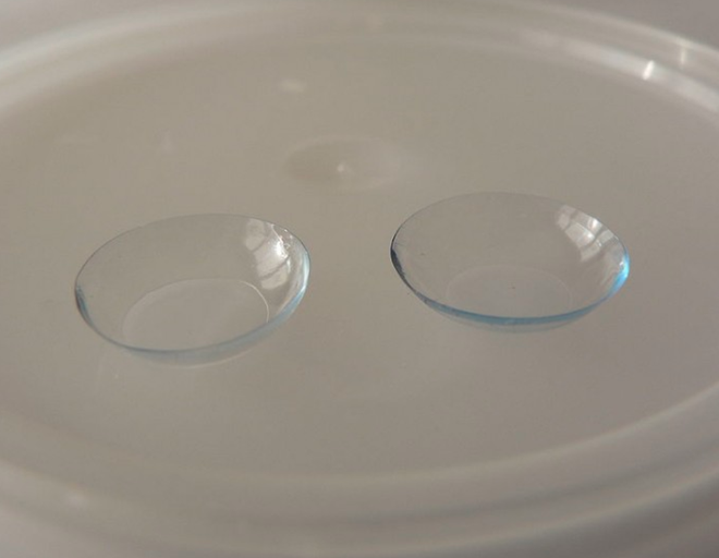 FDA vừa mới phê duyệt một loại kính áp tròng có thể chuyển thành màu tối trong ánh nắng mặt trời - Ảnh 1.
