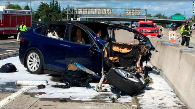 Tesla: Chiếc Model X gặp tai nạn trong khi bật chế độ Autopilot, tài xế không đụng tay vào vô lăng dù đã được cảnh báo - Ảnh 1.