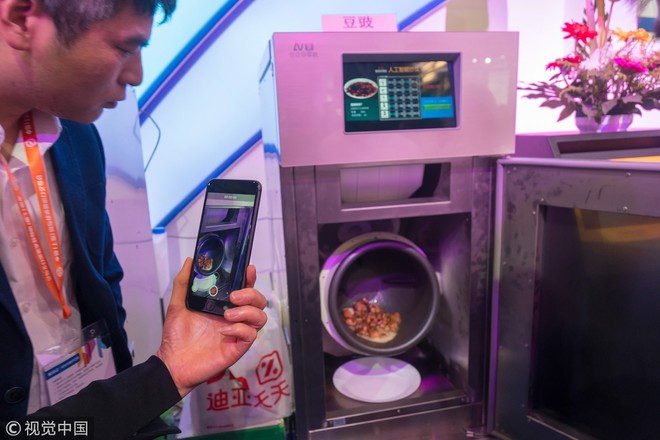 Kĩ sư Trung Quốc tạo ra con robot thông minh biết nấu ăn vì vợ ông cằn nhằn hơi nhiều - Ảnh 1.