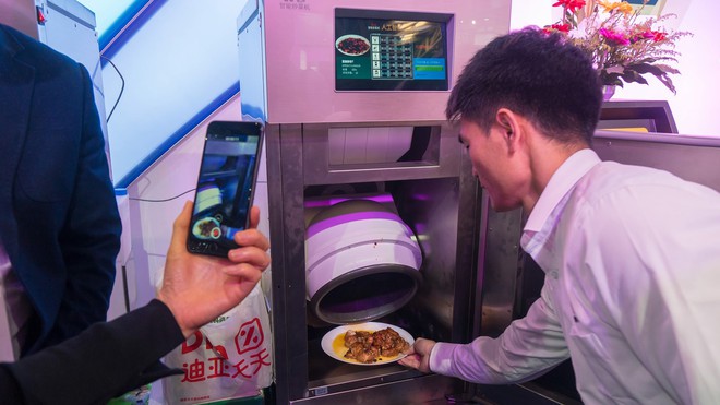 Kĩ sư Trung Quốc tạo ra con robot thông minh biết nấu ăn vì vợ ông cằn nhằn hơi nhiều - Ảnh 2.