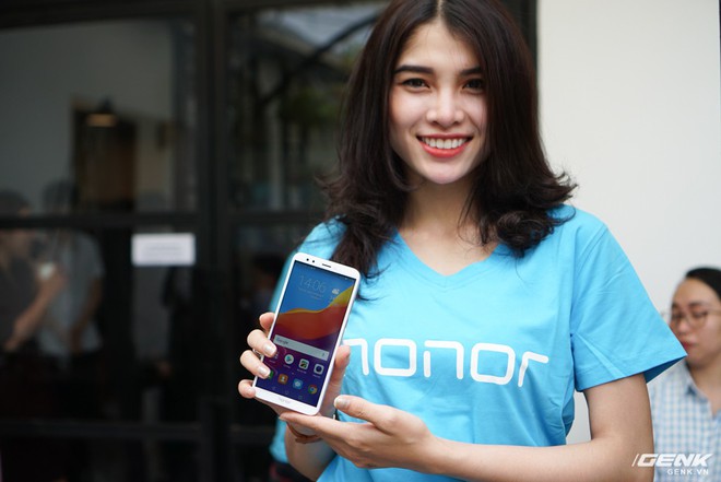 Sau 1 tháng quay trở lại thị trường Việt Nam, Honor tung thêm smartphone tầm trung 7C với camera kép xóa phông, giá 3,59 triệu đồng - Ảnh 1.