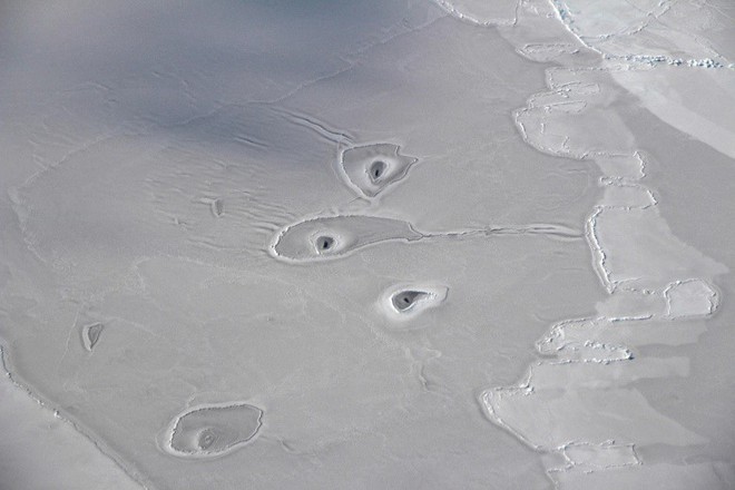 Có gì bí ẩn quanh những hố băng mà NASA vừa phát hiện tại Bắc Cực? - Ảnh 1.