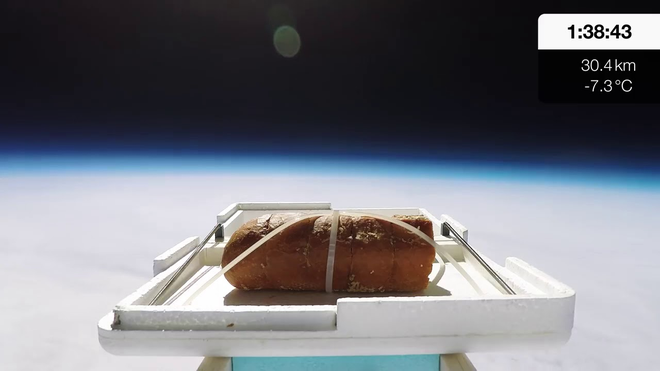 Youtuber đem bánh mì bơ tỏi ra ngoài không gian chỉ để xem vị của nó ra sao - Ảnh 2.