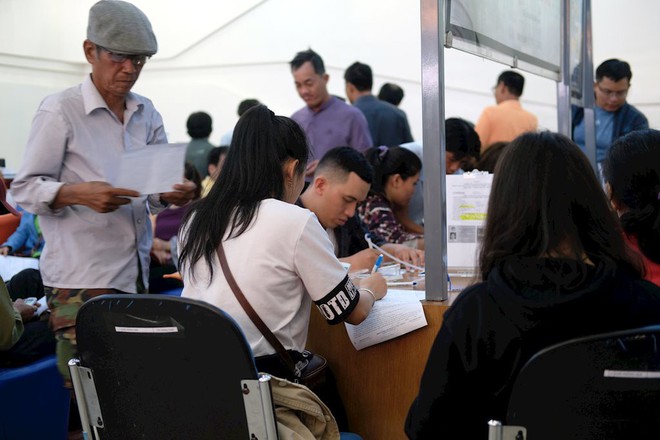 Hình ảnh người dân TP HCM chen lấn đi đăng ký thông tin trước giờ G - Ảnh 10.
