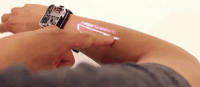 Chiếc smartwatch kiêm máy chiếu này sẽ biến cánh tay bạn thành màn hình cảm ứng - Ảnh 2.