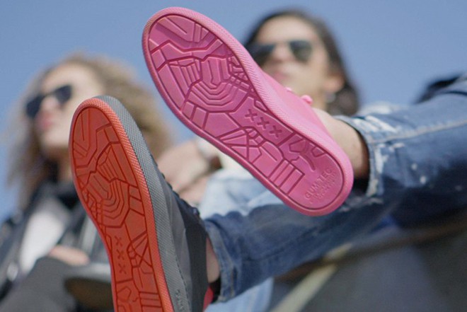 Amsterdam ra mắt mẫu sneakers với phần đế làm từ bã kẹo cao su tái chế - Ảnh 6.