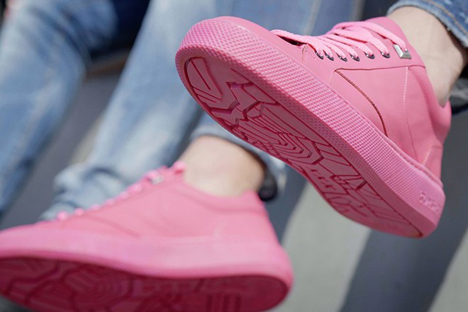 Amsterdam ra mắt mẫu sneakers với phần đế làm từ bã kẹo cao su tái chế - Ảnh 8.