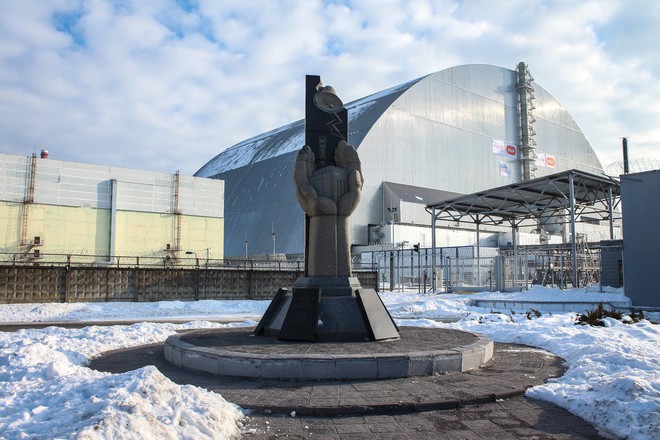  Mái vòm ngăn phóng xạ được lắp trùm lên Lò phản ứng số 4 tại Chernobyl. 