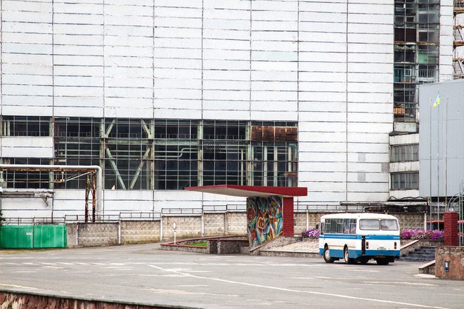 
Chiếc xe buýt chở nhân viên tới cổng nhà máy điện hạt nhân Chernobyl.
