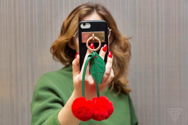 Những quả cherry khổng lồ trên case điện thoại này sẽ giúp bạn dễ dàng tìm thấy thiết bị trong túi xách - Ảnh 2.