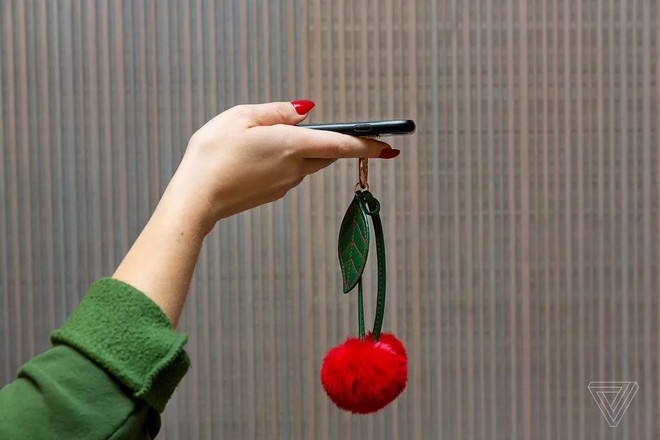 Những quả cherry khổng lồ trên case điện thoại này sẽ giúp bạn dễ dàng tìm thấy thiết bị trong túi xách - Ảnh 3.