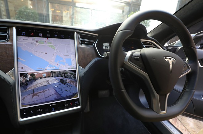 Một chủ sở hữu xe Tesla có thể bị cấm lái xe 18 tháng vì rời khỏi ghế lái xe - Ảnh 1.