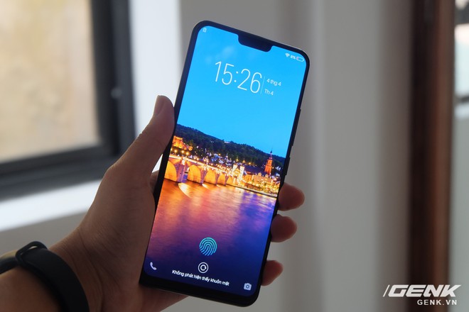 Máy sử dụng màn hình Super AMOLED cho chất lượng hiển thị tốt.