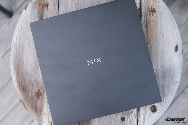  Hộp của Mi Mix 2S với thiết kế đơn giản với duy nhất chữ Mix 