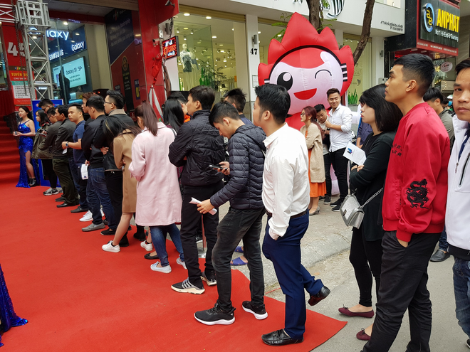  Sự kiện mở bán Huawei Nova 3e đã thu hút rất nhiều người tham gia 