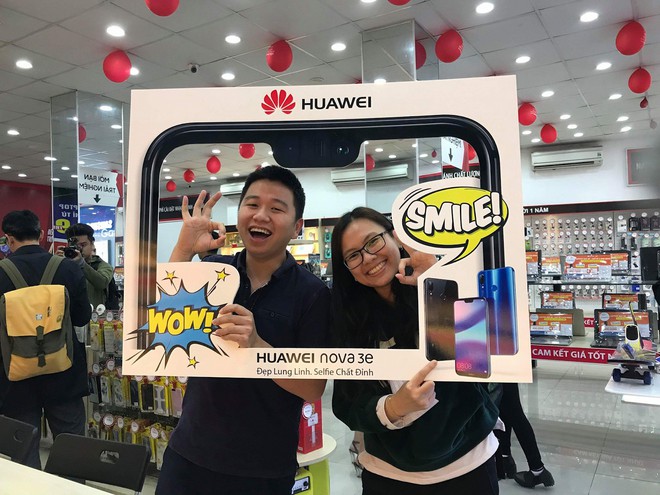  Đôi bạn trẻ thích thú chụp hình cùng backdrop của Huawei Nova 3e 