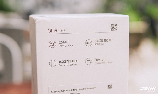 Mở hộp và trên tay OPPO F7: Khi selfie “đỉnh” gặp màn hình không viền - Ảnh 4.