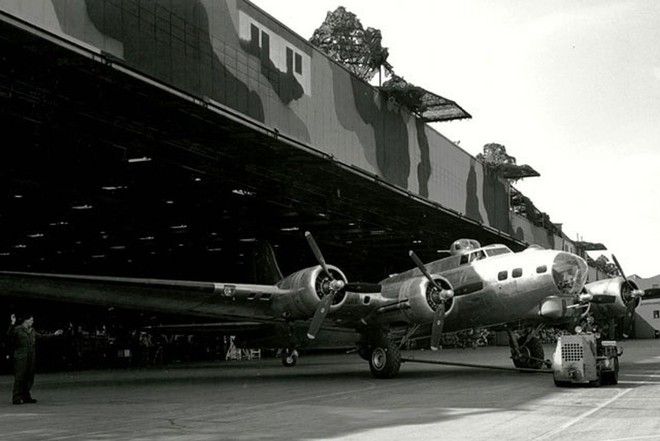 Bất ngờ với cách ngụy trang nhà máy sản xuất máy bay ném bom B-17 trong Thế Chiến 2 của quân đội Mỹ - Ảnh 3.