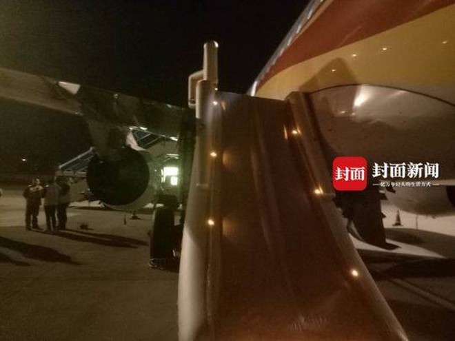 Hành khách Trung Quốc bật cửa thoát hiểm trên máy bay để hít thở không khí trong lành trước khi cất cánh - Ảnh 1.