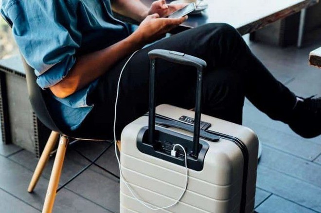 Công ty vali thông minh phá sản chỉ vì các hãng hàng không cấm mang pin lithium-ion lên máy bay - Ảnh 1.