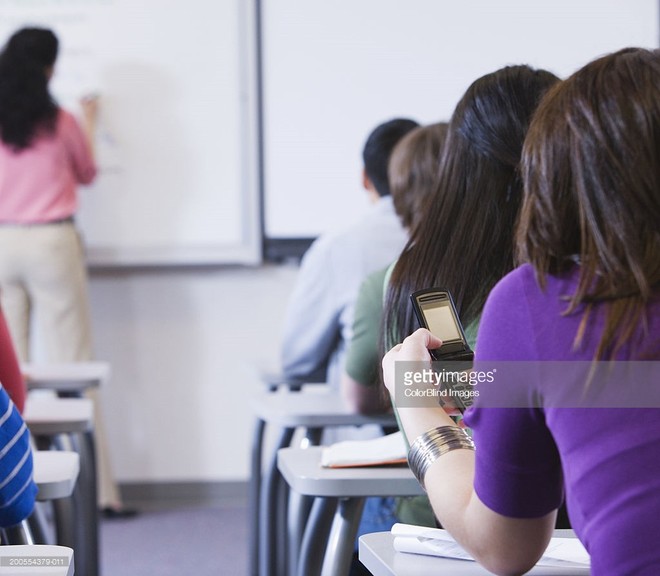 Tại sao giáo viên viết bảng nhưng vẫn phát hiện học sinh nghịch ngợm sau lưng mình? - Ảnh 1.