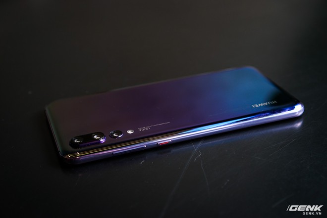 Huawei giới thiệu flagship P20 Pro tại Việt Nam: thiết kế đẹp, màn hình tai thỏ, trang bị 3 camera cho trải nghiệm chụp ảnh chuyên nghiệp, lên kệ từ 26/5 - Ảnh 2.