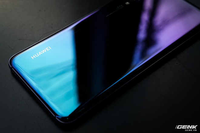 Huawei giới thiệu flagship P20 Pro tại Việt Nam: thiết kế đẹp, màn hình tai thỏ, trang bị 3 camera cho trải nghiệm chụp ảnh chuyên nghiệp, lên kệ từ 26/5 - Ảnh 4.