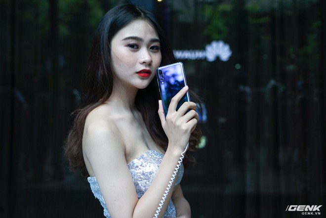 Huawei giới thiệu flagship P20 Pro tại Việt Nam: thiết kế đẹp, màn hình tai thỏ, trang bị 3 camera cho trải nghiệm chụp ảnh chuyên nghiệp, lên kệ từ 26/5 - Ảnh 1.