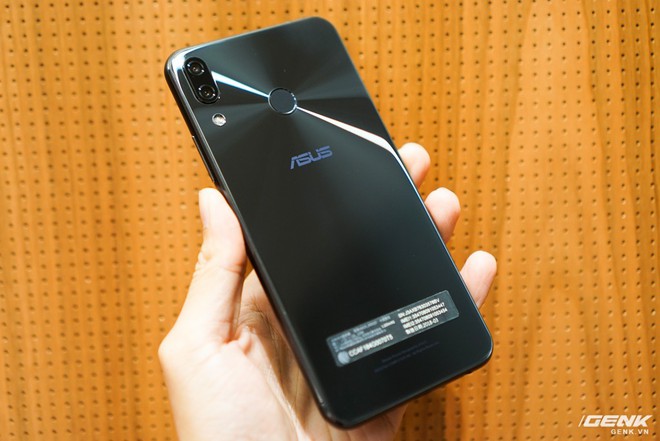 Cận cảnh Zenfone 5 tại Việt Nam: đua theo trào lưu tai thỏ, mặt lưng thiết kế vòng tròn đồng tâm, camera kép vừa có chức năng xóa phông lẫn góc rộng 120 độ - Ảnh 1.