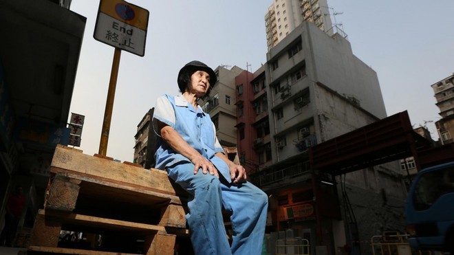 Cuộc sống của những người già ở Hồng Kông: Vẫn phải vật lộn mưu sinh dù đã quá tuổi nghỉ hưu - Ảnh 2.