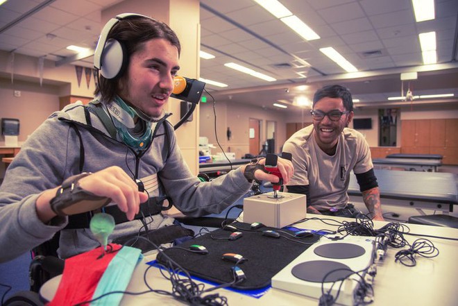 Microsoft giới thiệu thiết bị hỗ trợ chơi game Xbox dành cho người khuyết tật - Ảnh 4.