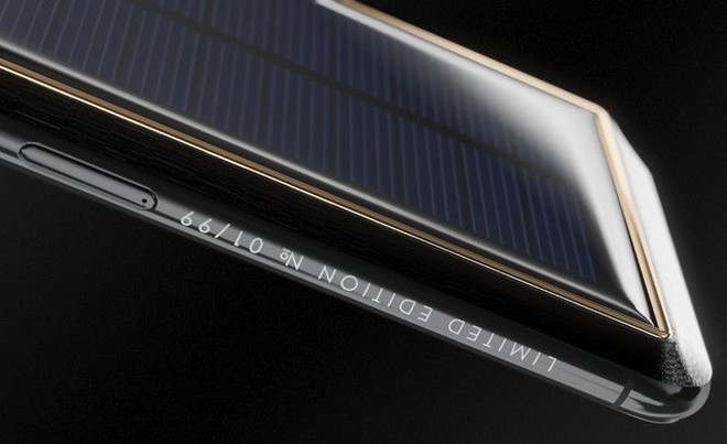  Phần vỏ của chiếc iPhone do Caviar độ lại được cấu thành từ carbon. 