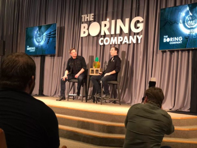 Elon Musk (trái) cùng Steve Davis chia sẻ về dự án đường hầm dưới thành phố Los Angeles. 