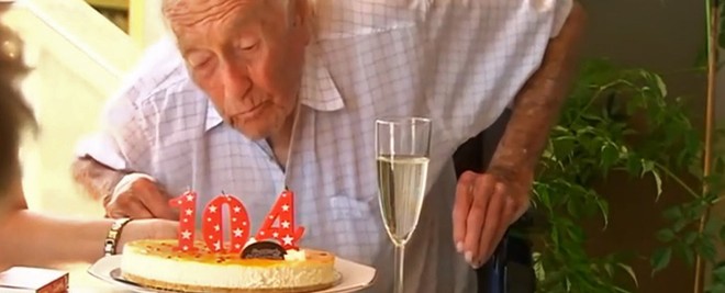 Nhà khoa học lớn tuổi nhất nước Úc có một ước muốn kì quái trong ngày sinh nhật lần thứ 104: Ông muốn được chết - Ảnh 1.