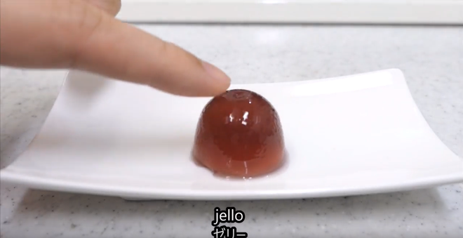 Youtuber Nhật vừa biến thạch rau câu thành dao làm bếp, có thể thái dưa chuột thành lát mỏng như giấy pơ-luya - Ảnh 2.