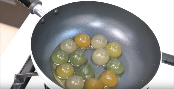 Youtuber Nhật vừa biến thạch rau câu thành dao làm bếp, có thể thái dưa chuột thành lát mỏng như giấy pơ-luya - Ảnh 4.